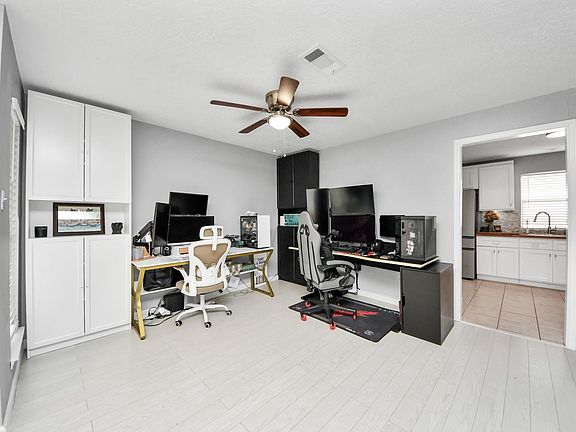 5th image of 15822 Laurel Heights Dr