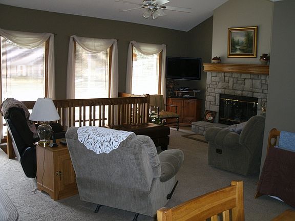 2nd image of 6717 N Montrose Ave