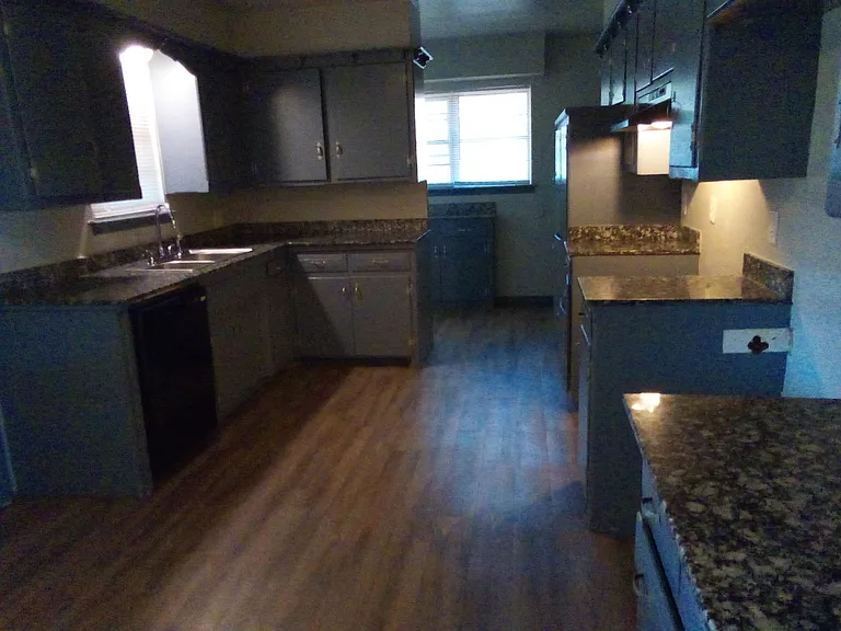 1318 SW 42nd St — Photo 3