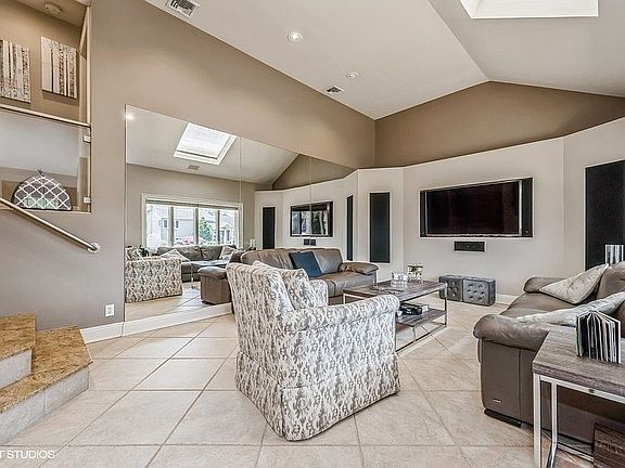 4th image of 44 Leonard Dr