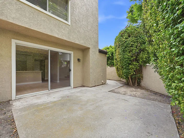 363 Stanford Ct — Photo 6