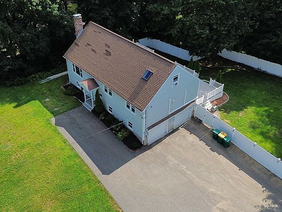 2nd image of 40 Poquanticut Ave