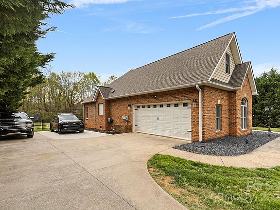 5th image of 171 Donsdale Dr