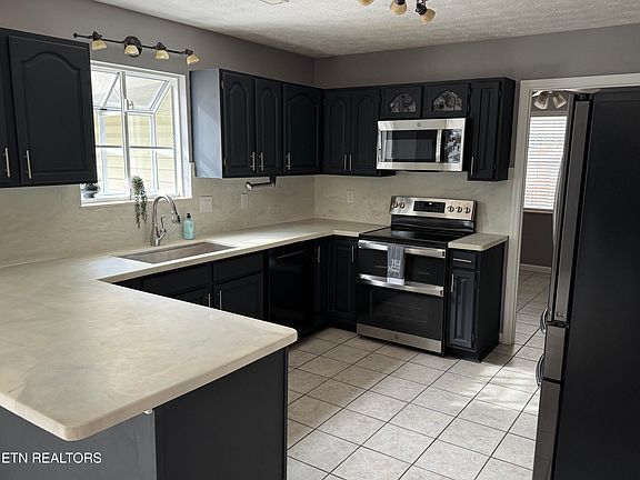 4th image of 1633 Cheney Rd