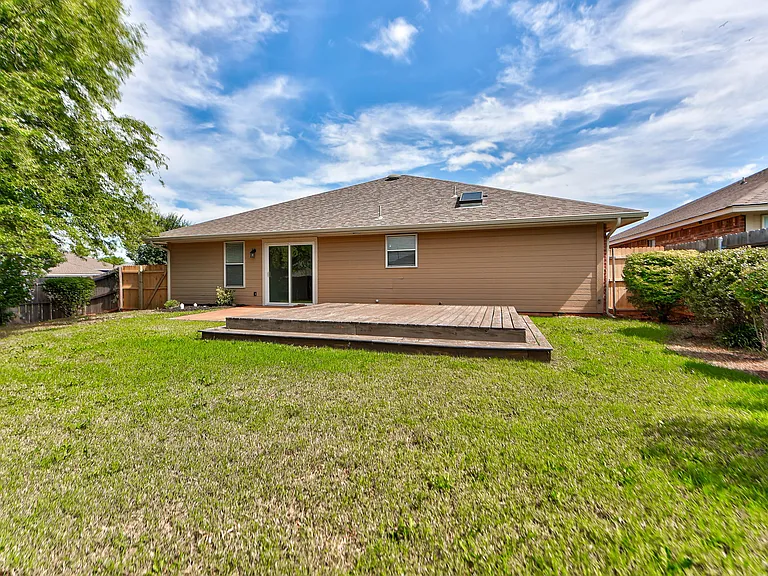 608 Cavecreek St — Photo 45