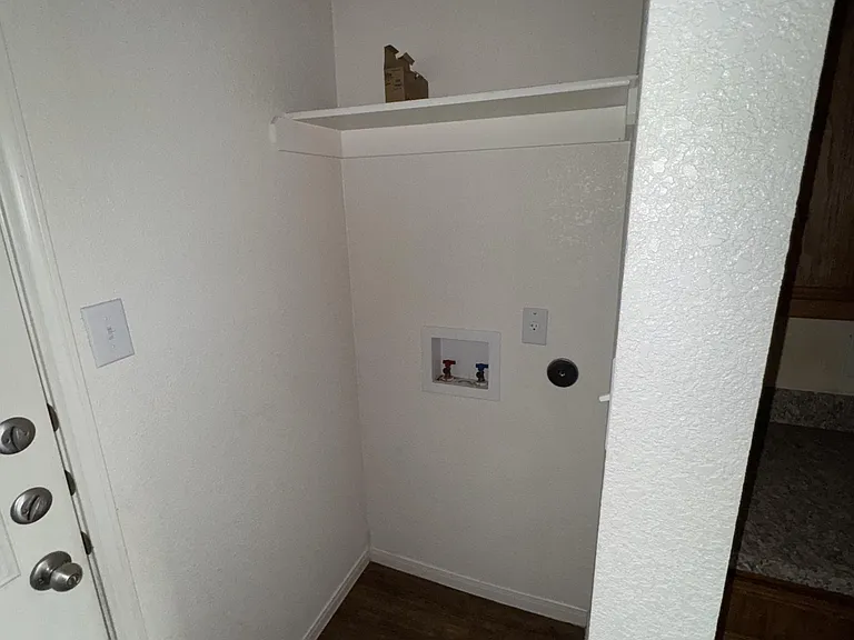 221 Gibson St #B — Photo 9