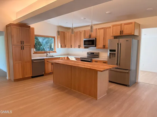 227 16th Ave NE, Jamestown, ND 58401