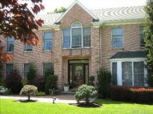 21 Middle Dr, Manhasset, NY 11030