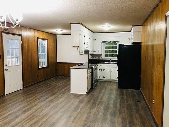 3rd image of 704 Kershaw Dr