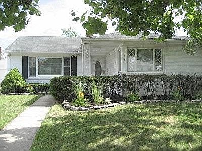 2 blocks to beach private home