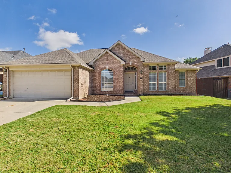 2208 Sagebrush Dr — Photo 1
