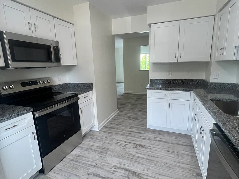 Shaker Heights Apartments — Photo 17
