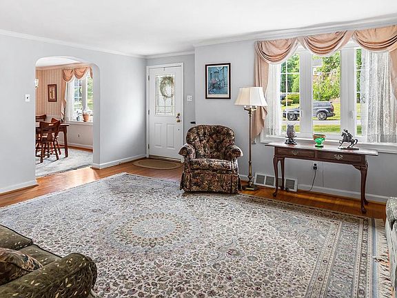5th image of 321 Holt Ln