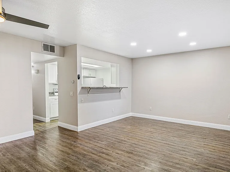 The Beverly Apartment Homes — Photo 47