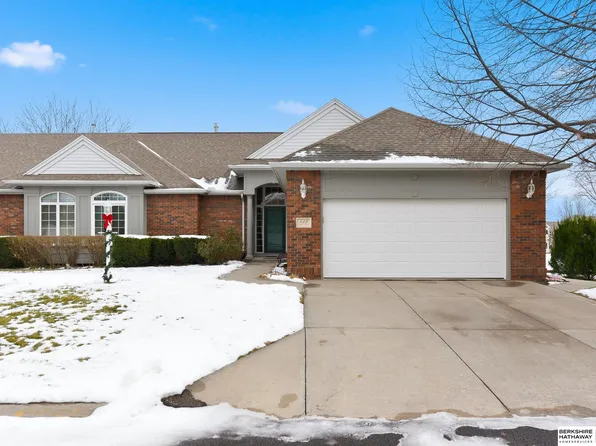 813 Villa Plz, Papillion, NE 68046