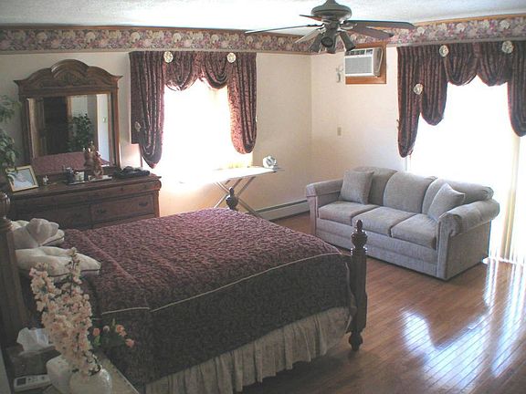 5th image of 72 Tiffany St