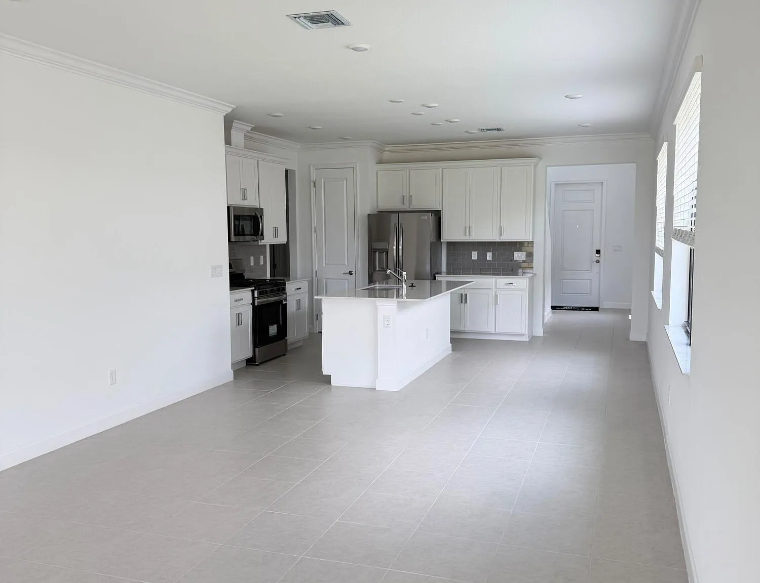 3 bed, 3.0 bath, 2004 sqft, $2,800 — Photo 3