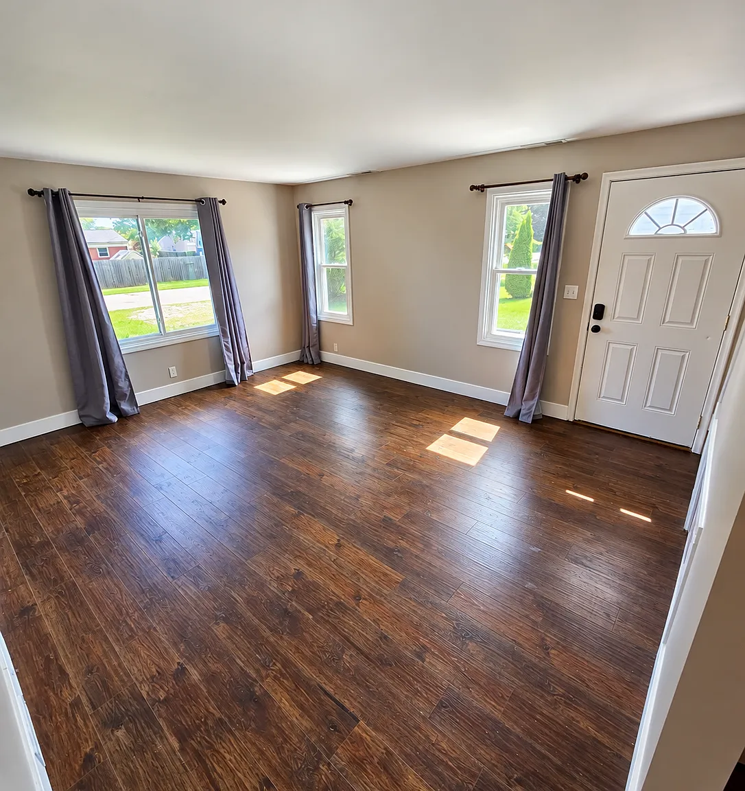3 bed, 1.0 bath, 1208 sqft, $2,095 — Photo 2