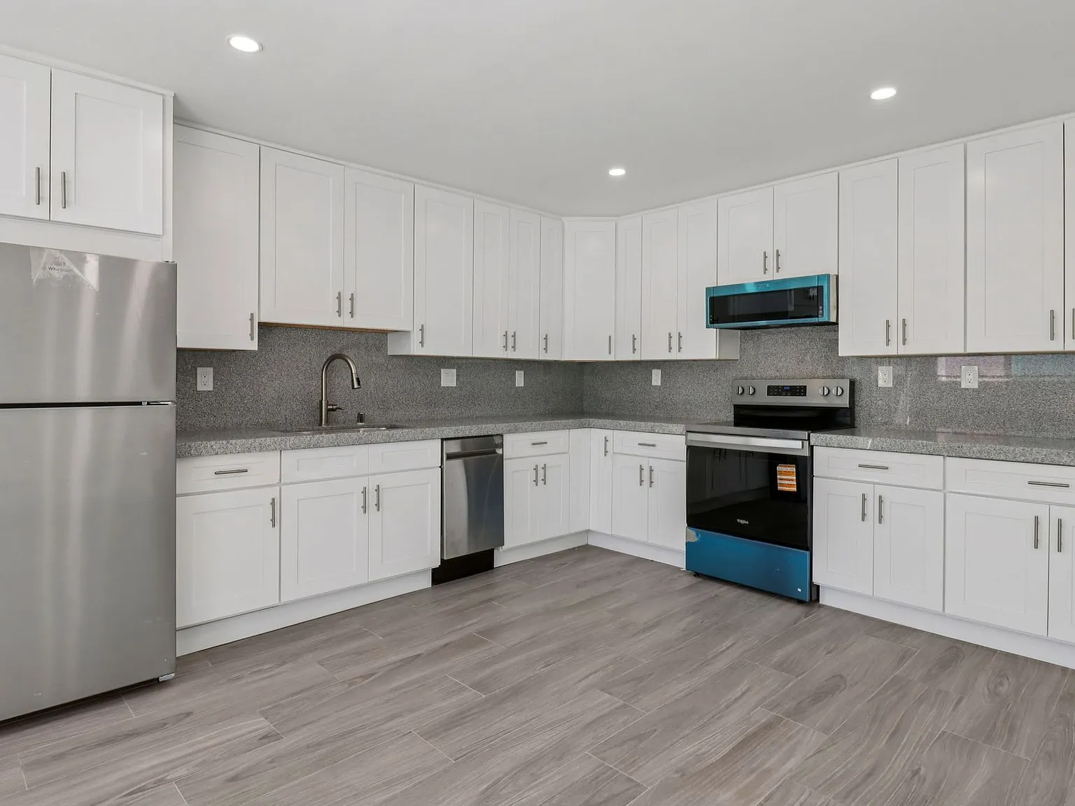 738 S Orange Ave — Photo 3