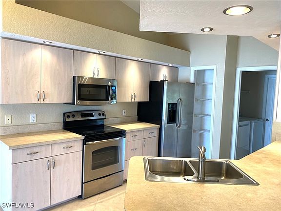 4th image of 1733 SW 40th Ter