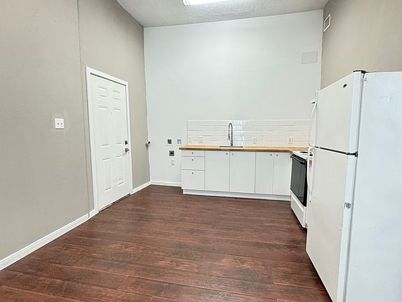 3rd image of 823 W Ashby Pl APT 2