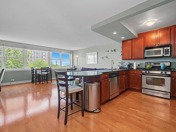 4th image of 2300 N Commonwealth Ave APT 7G