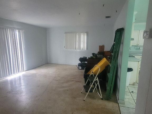 3rd image of 2431 Lakeview Dr