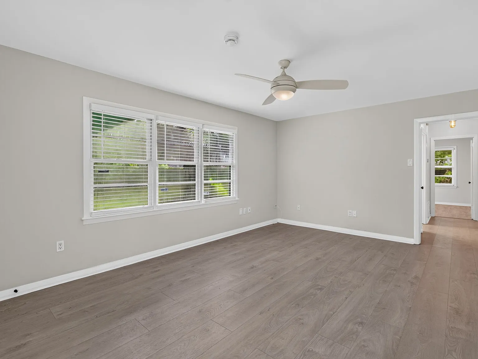 3 bed, 960 sqft, $2,200 — Photo 2