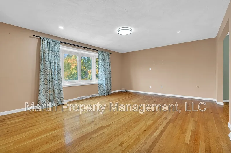3 bed, 1.5 bath, 1118 sqft, $3,900 — Photo 3