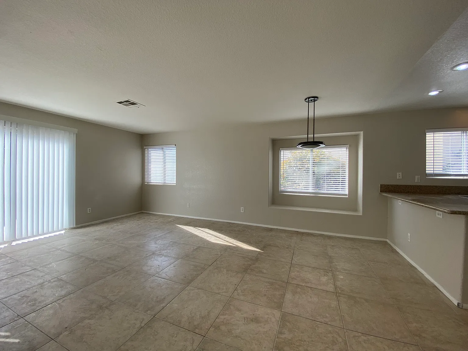 3 bed, 1633 sqft, $2,150 — Photo 4