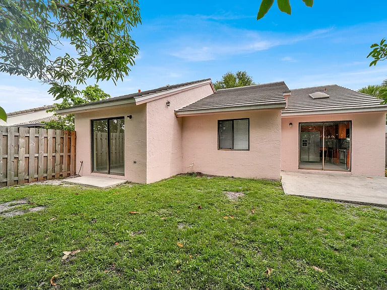 5864 Strawberry Lakes Cir — Photo 20