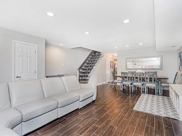 69 Rolling Hill Green image 3 of 30