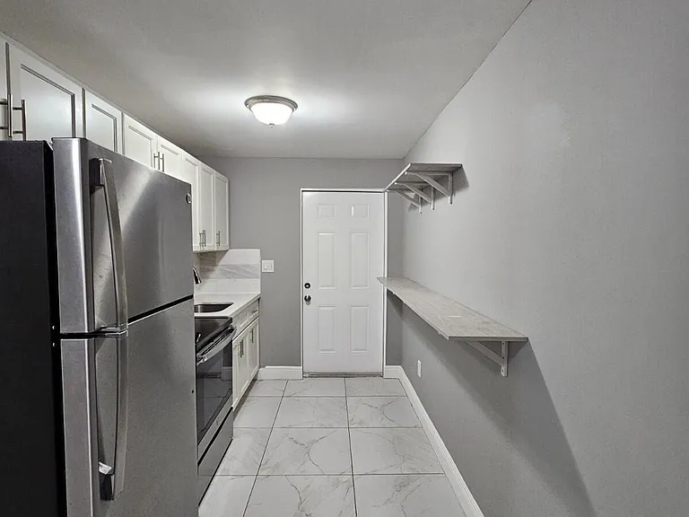 933 W 7th St #A — Photo 3