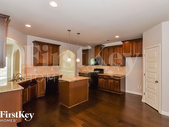 4th image of 896 McDuffie Cir