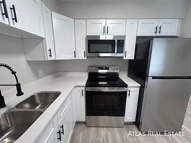551 S Fairfax Street — Photo 26