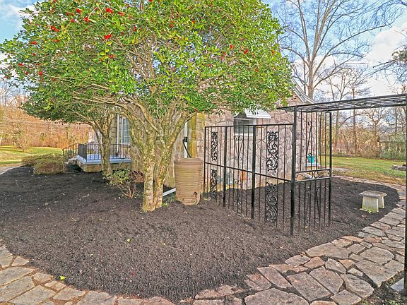 5th image of 304 Lake Forest Dr