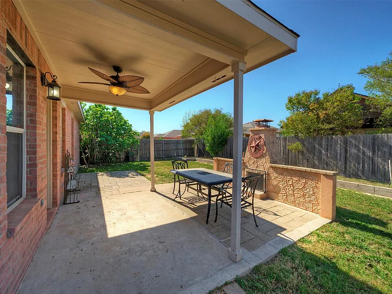 913 Dexter Dr — Photo 4