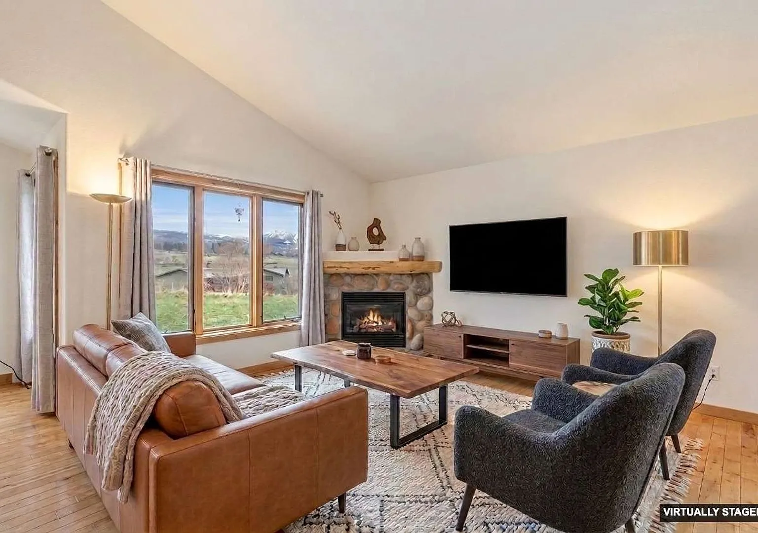 Mountain Views & Modern Comfort | Longview 3BR/2.5BA Townhome | 2-Car Garage — Photo 4