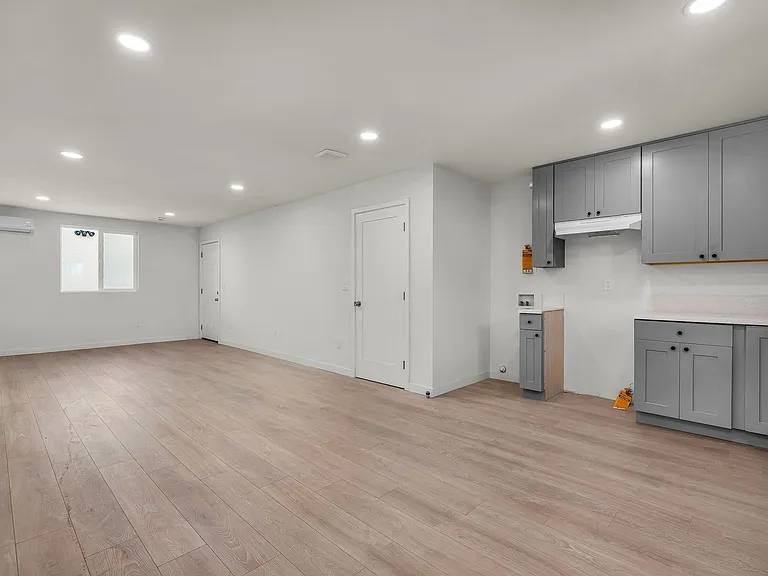 239 E 65th St — Photo 6