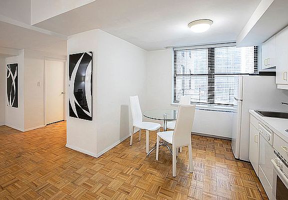 3rd image of 150 W 51st St APT 710