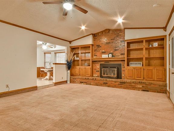 4th image of 404 S Bouziden Dr
