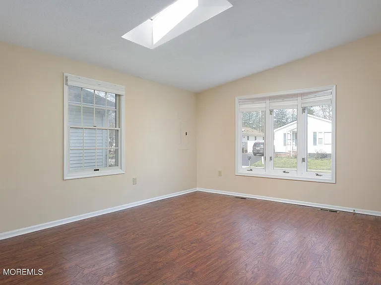 16 Pine Tree Ln — Photo 3