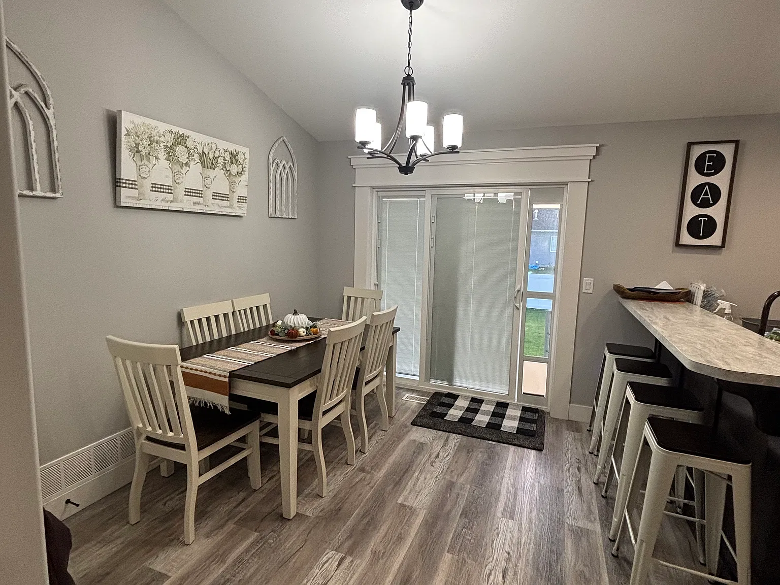 3 bed, 2432 sqft, $2,200 — Photo 4