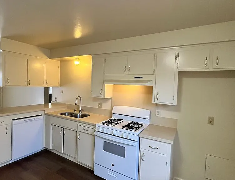 1100 Lucern Ave — Photo 2