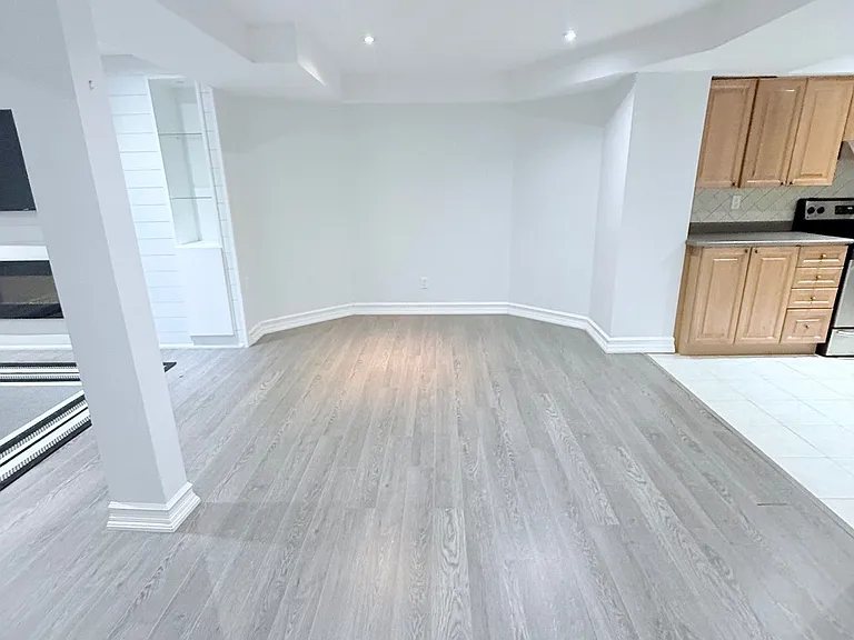 70 Robertson Close #BASEMENT — Photo 4