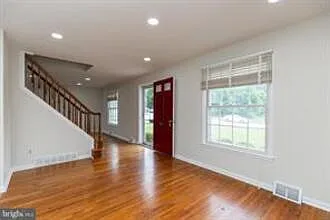 410 Woodlawn Ave — Photo 3