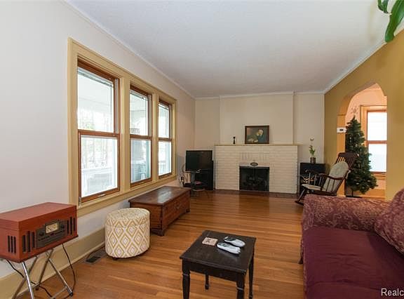5th image of 703 S Rembrandt Ave
