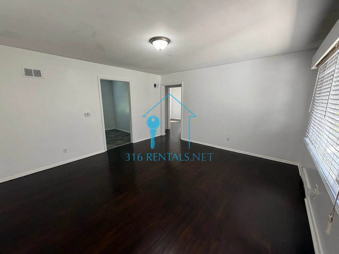 $1,025- 3 bedroom / 1 bathroom - Single Family Home — Photo 2
