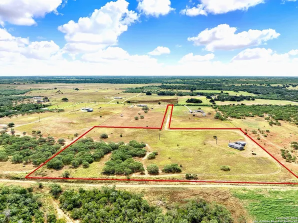 1290 County Road 122, Floresville, TX 78114