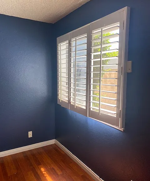 Downstairs room for rent window.